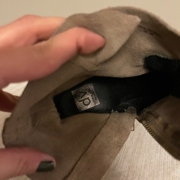 suede boots size 8 1/2 - Picture 5 of 5